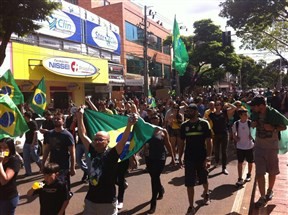 Ruas e avenidas do centro de Maringá estão tomadas por manifestantes